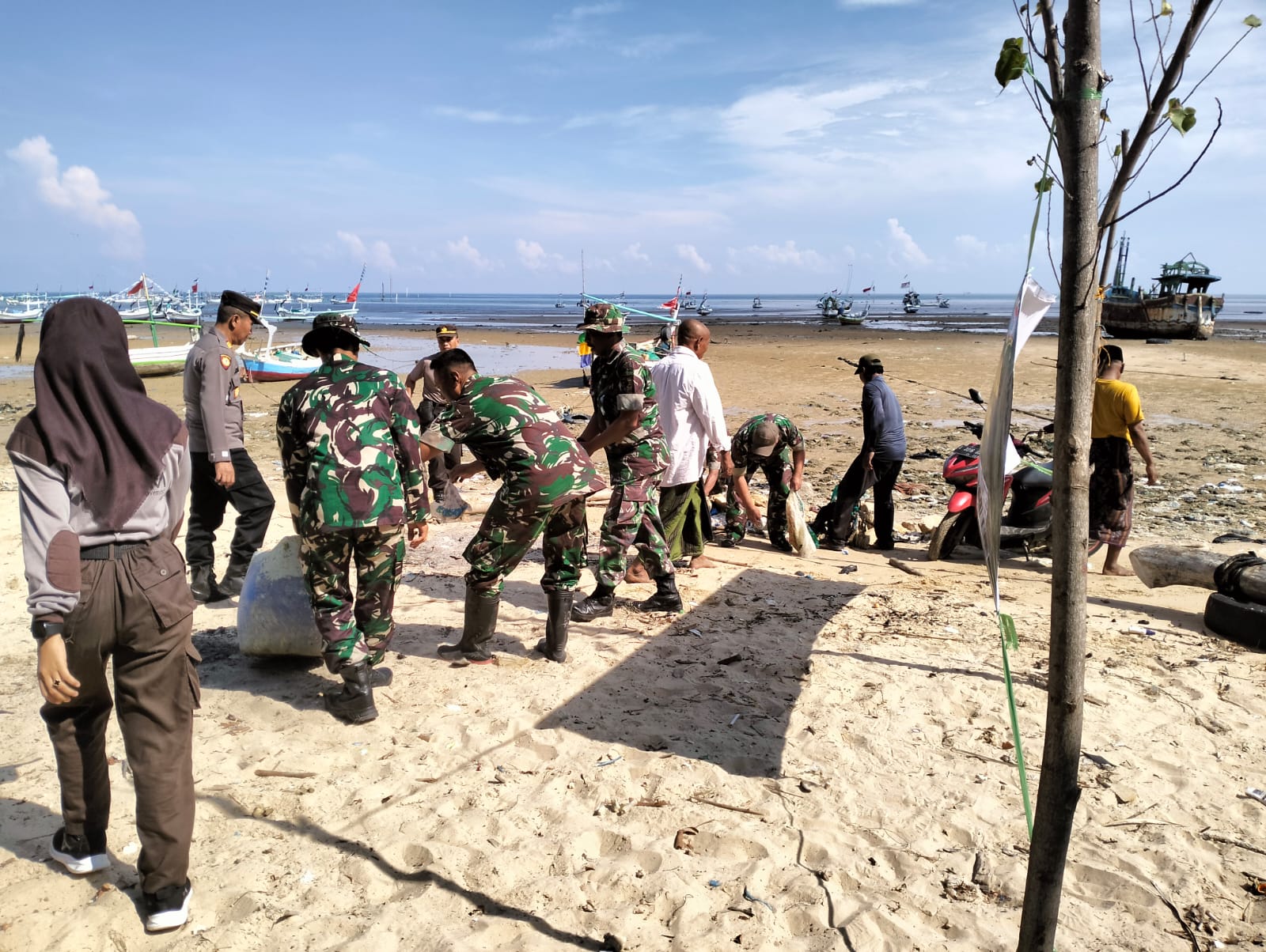 Kolaborasi TNI, Forkopimcam, dan Masyarakat: Aksi Bersih Pantai Banyuates untuk Lingkungan Sehat