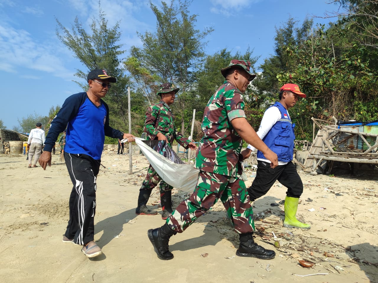 Kolaborasi Indah TNI dan Masyarakat: Bersihkan Pantai Camplong untuk Masa Depan Hijau