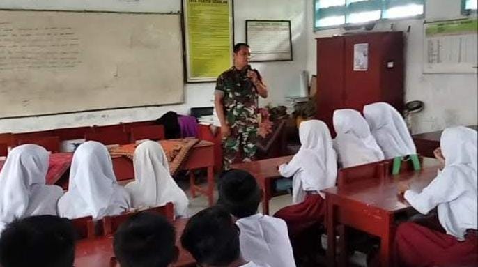 Merajut Semangat Kebangsaan di Usia Dini, Babinsa Pangarengan Hadir di SDN Apa’an 1