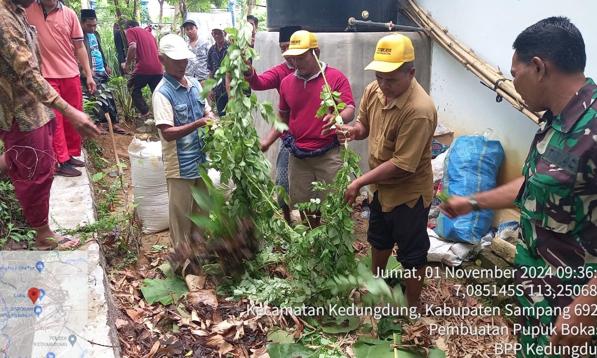 Dorong Pertanian Organik, Babinsa Koramil Kedungdung Bimbing Petani Buat Pupuk Bokashi