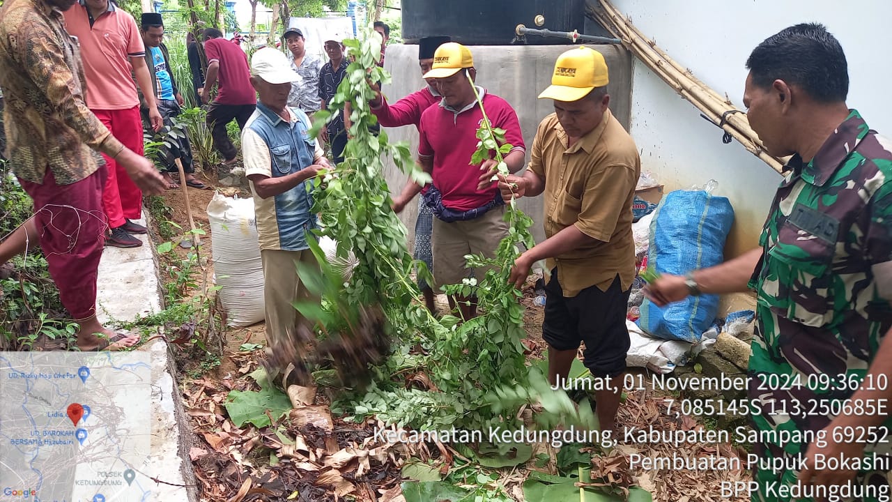 Dorong Pertanian Organik, Babinsa Koramil Kedungdung Bimbing Petani Buat Pupuk Bokashi