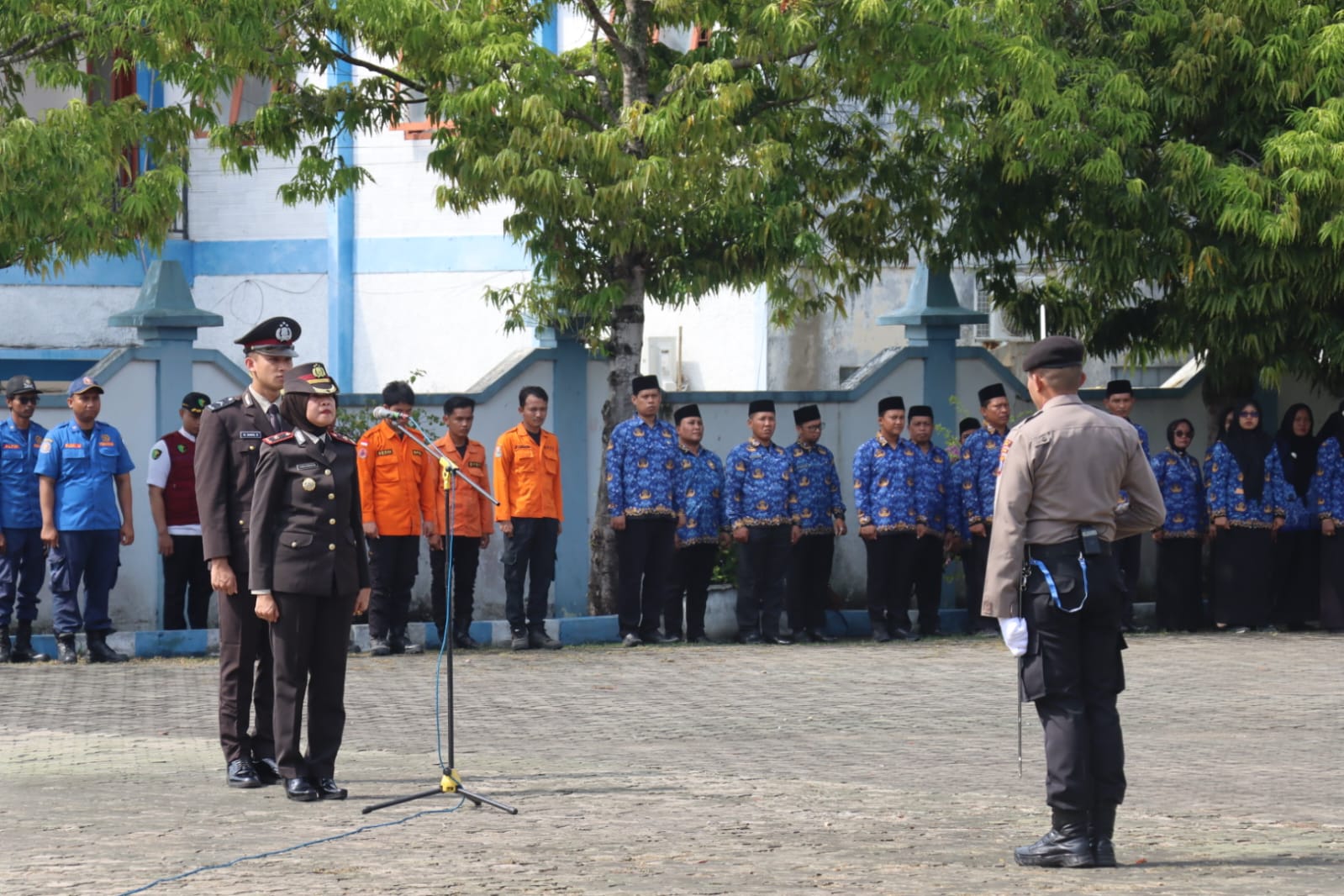 Kasdim Sampang Bersama PJU Sampang Tabur Bunga: Semangat Kepahlawanan di TMP Sampang