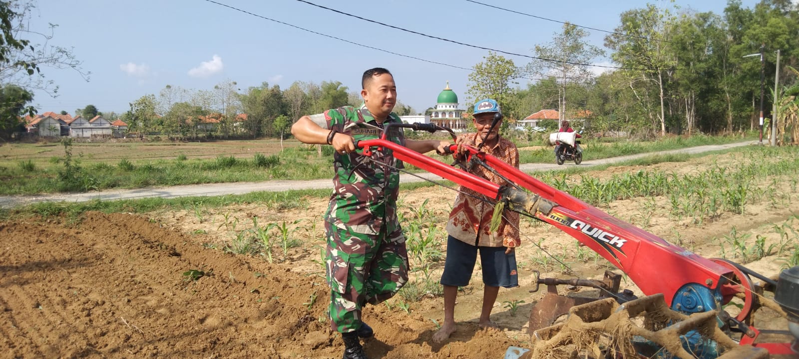 Dedikasi di Tanah Sawah: Babinsa Koramil Jrengik Ringankan Beban Petani Jungkarang