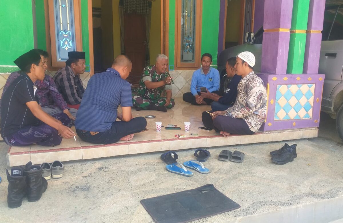 Babinsa Koramil Omben Galang Kebersamaan Lewat Komsos di Desa Pandan