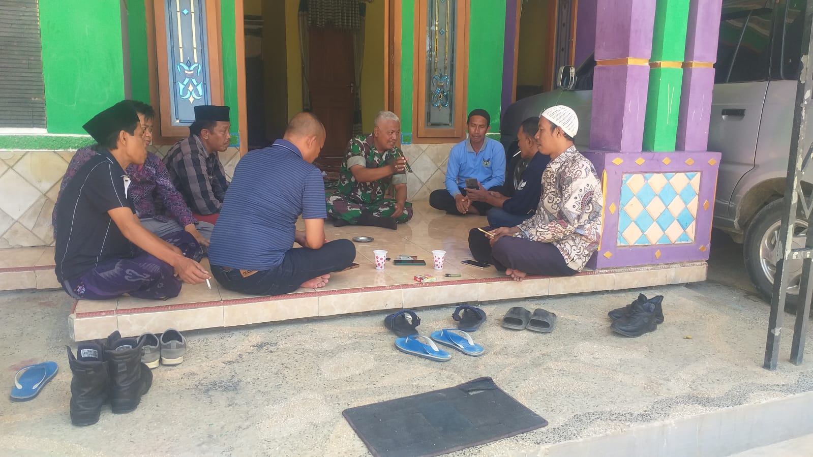 Babinsa Koramil Omben Galang Kebersamaan Lewat Komsos di Desa Pandan