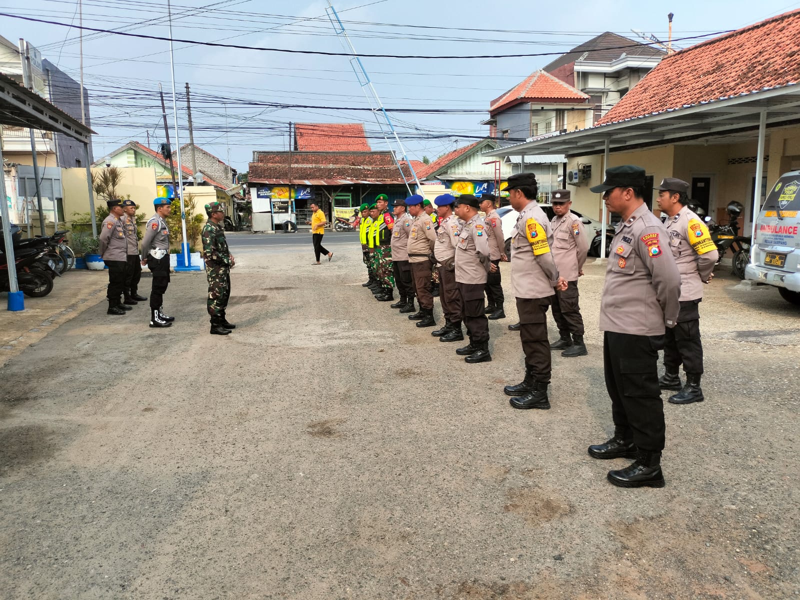 Babinsa Sampang dan Polsek Tangguh Patroli Bersama Demi Keamanan Pilkada