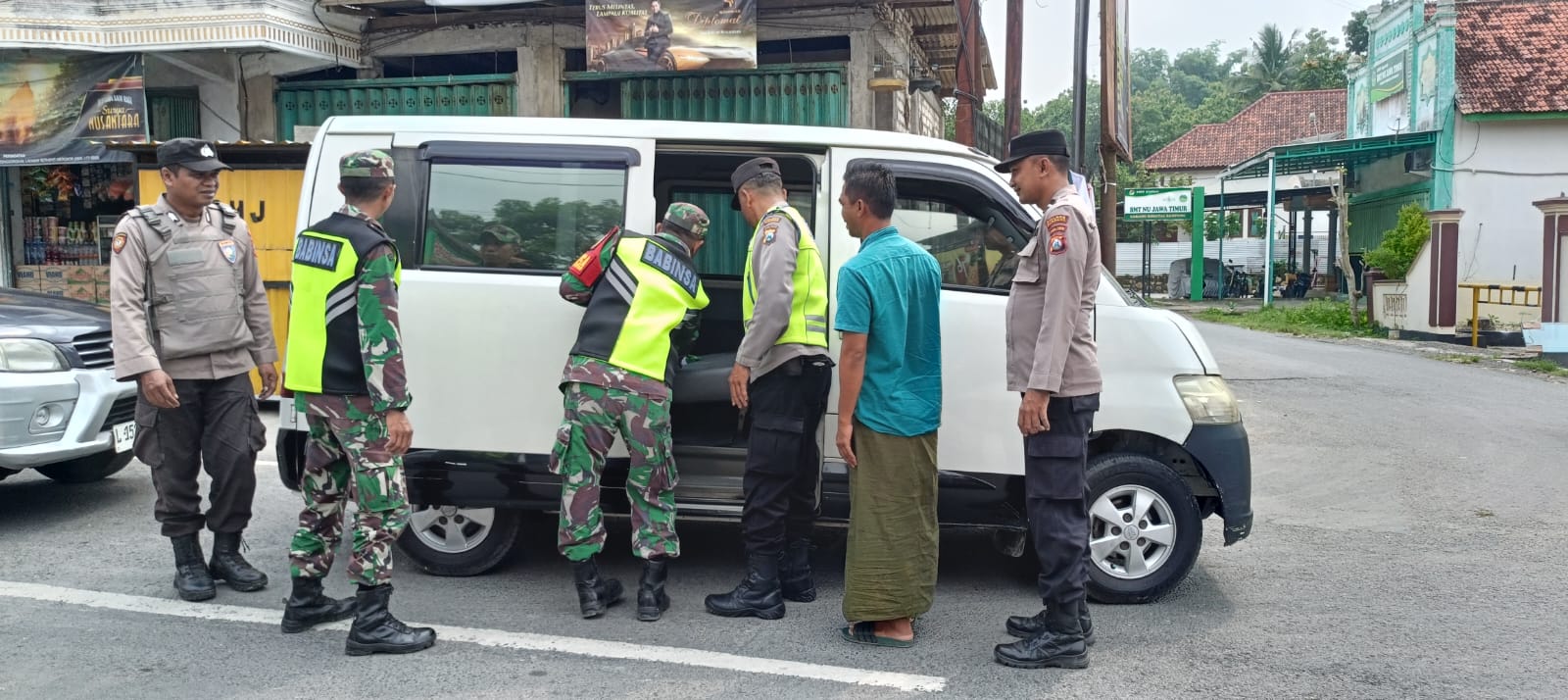 Sinergi TNI-Polri: Patroli Gabungan dan Razia Sajam Amankan Pilkada Serentak 2024 di Desa Jelgung Robatal