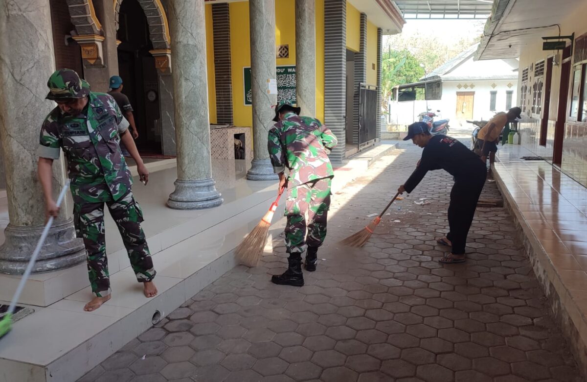 Babinsa Koramil Sreseh Karya Bakti Bersama Warga, Bersihkan Masjid An Nur Desa Labuhan