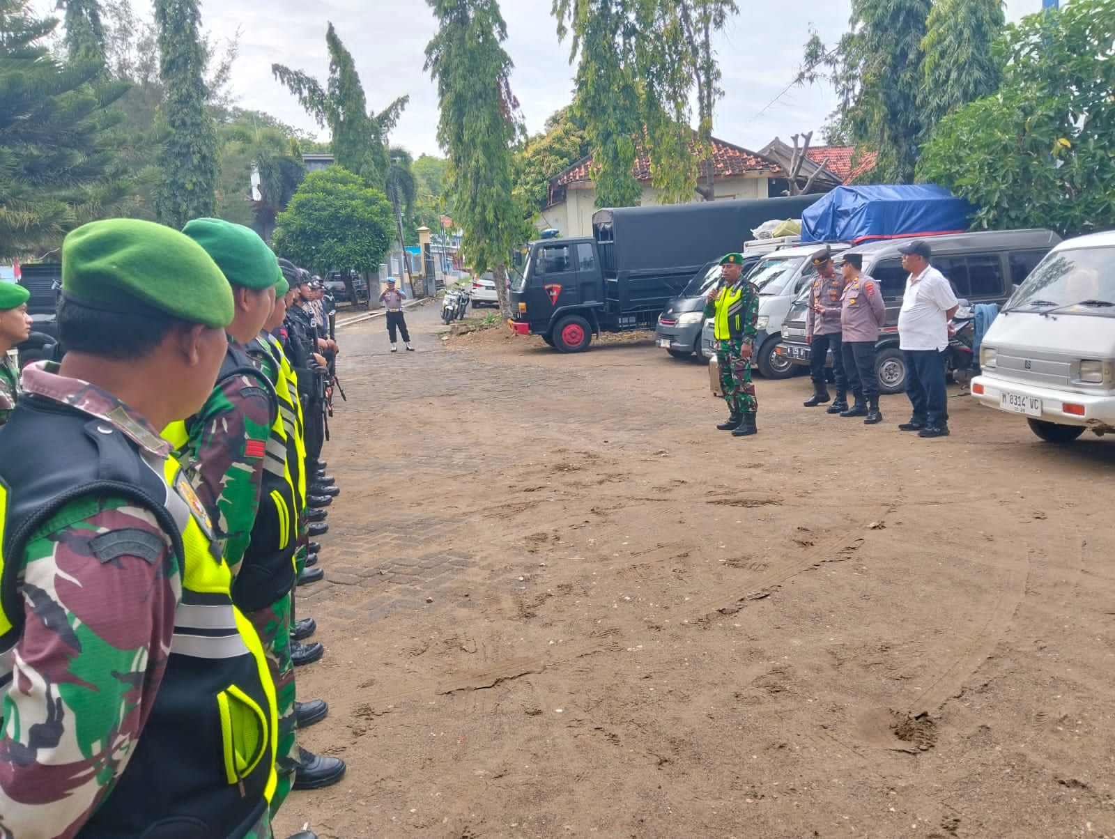 TNI-Polri dan Brimob Siaga: Pengamanan Ketat Rekapitulasi Pilkada Kec. Ketapang