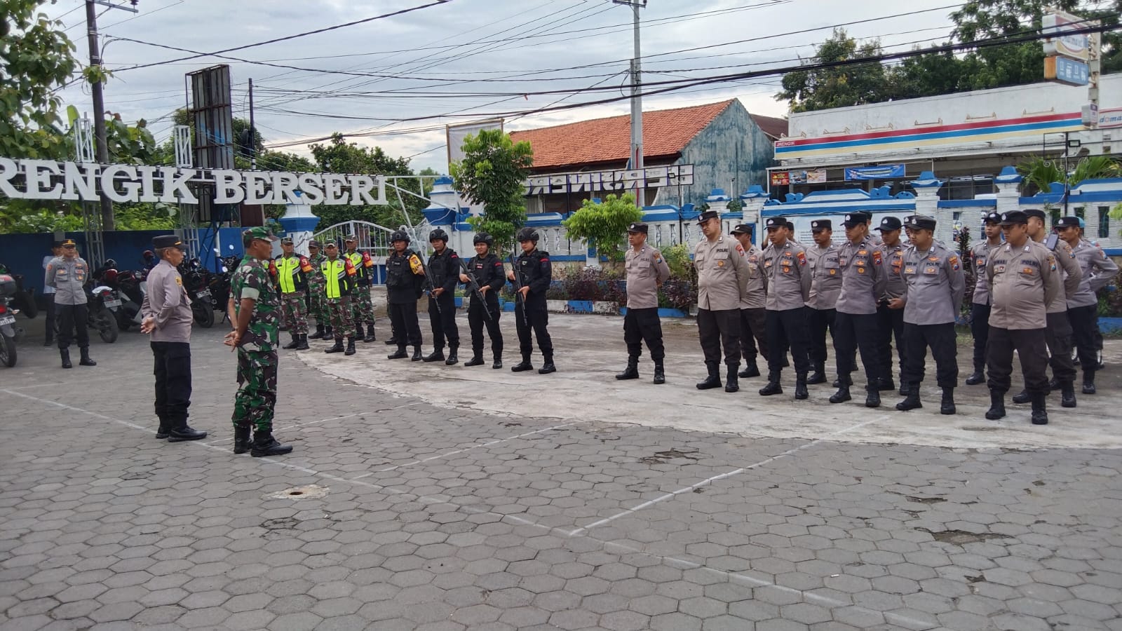 TNI-Polri Bersinergi Amankan Rapat Pleno Terbuka Rekapitulasi Hasil Pilkada di PPK Kec. Jrengik