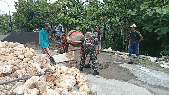 Gotong Royong Sertu Samsul Arifin Bantu Warga Bangun Saluran Air di Desa Panyirangan