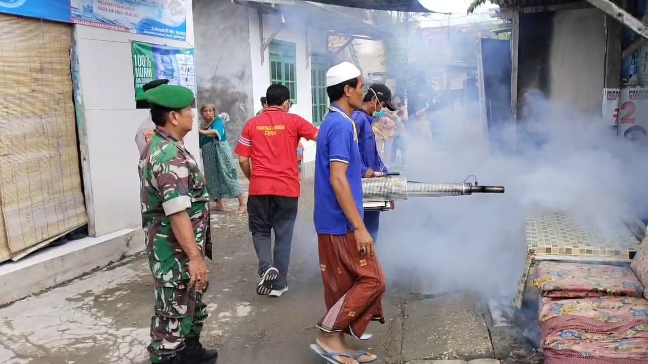 Bersatu Lawan DBD: Koramil Sampang, Polsek, PMI, dan PKM Kamoning Gelar Fogging di Jl. Merpati