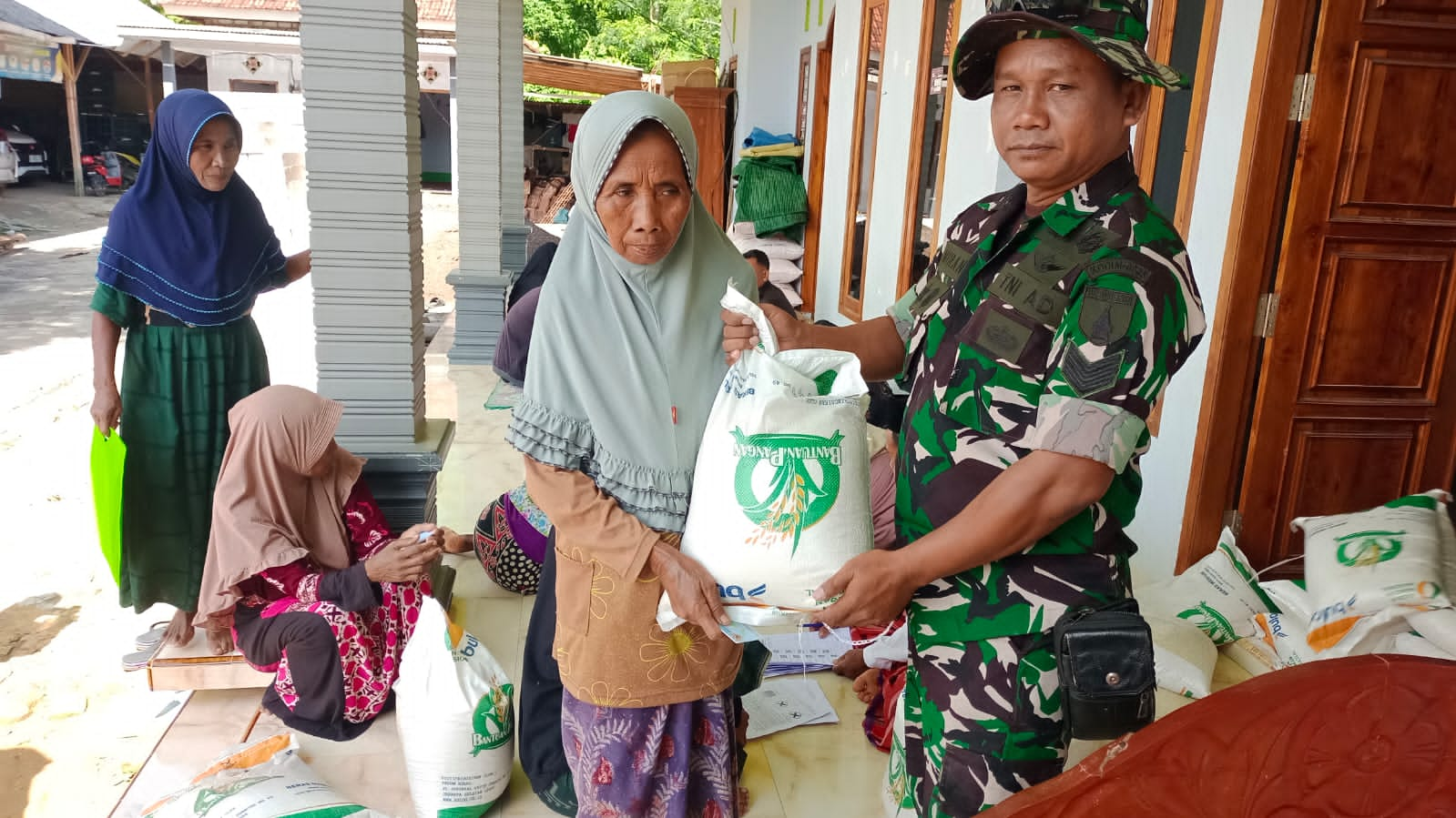 Babinsa Serka Miran, Pastikan Pembagian Sembako Beras Tepat Sasaran di Desa Bringin