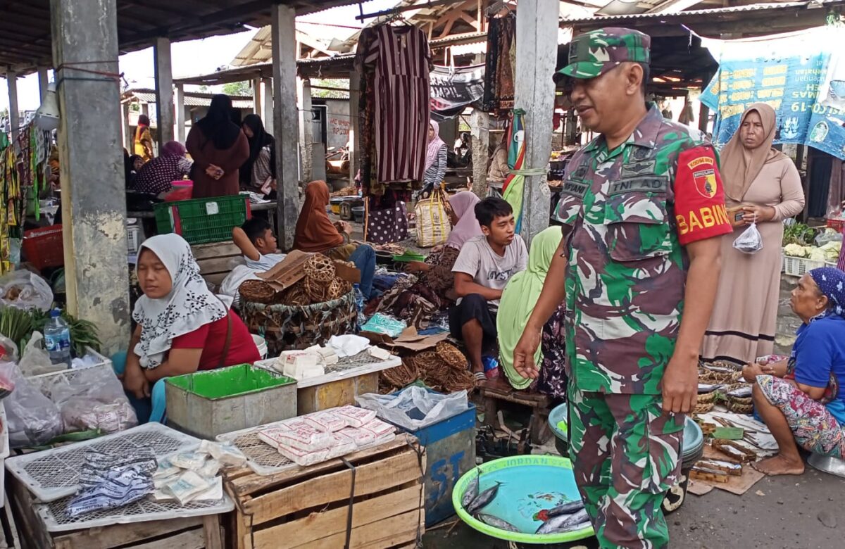 Babinsa Sertu Supiani Monitoring Keamanan dan Kegiatan Warga di Pasar Tradisional Desa Labuhan