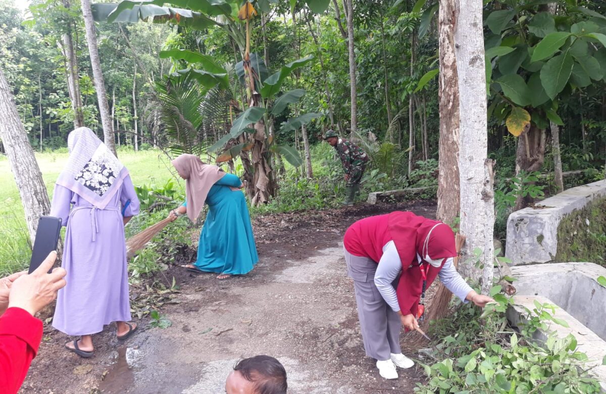 Gotong Royong: Babinsa, Puskesmas, dan Warga Desa Rapa Laok Bersihkan Jalan Desa untuk Lingkungan Sehat