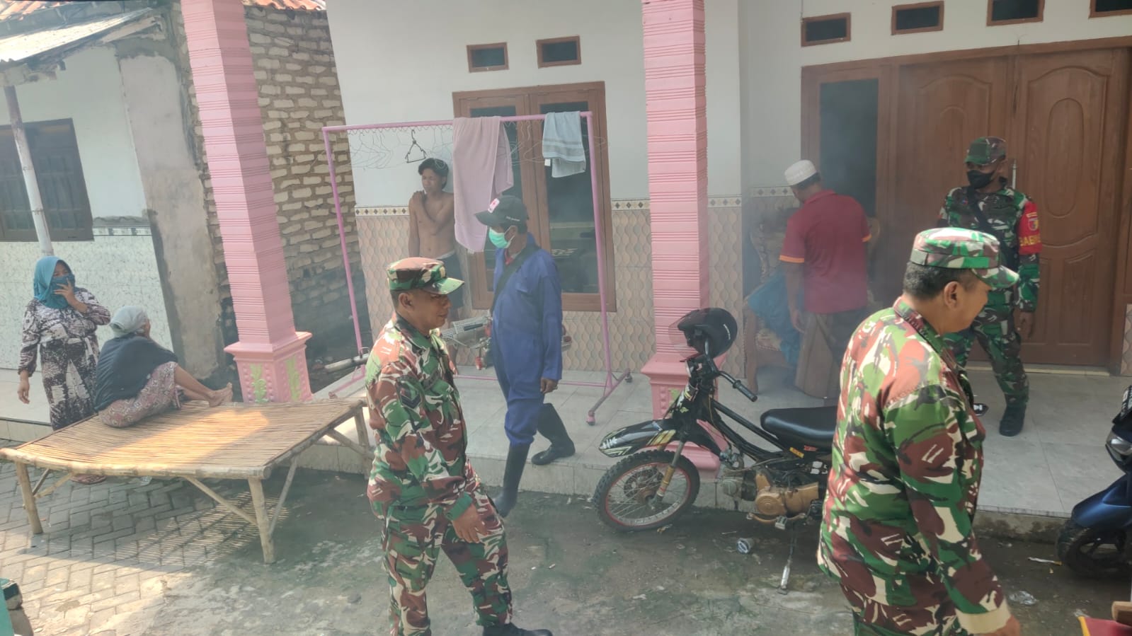 Babinsa dan Babinkamtibmas Bersinergi Lakukan Fogging untuk Cegah Penyakit DBD di Desa Gulbung