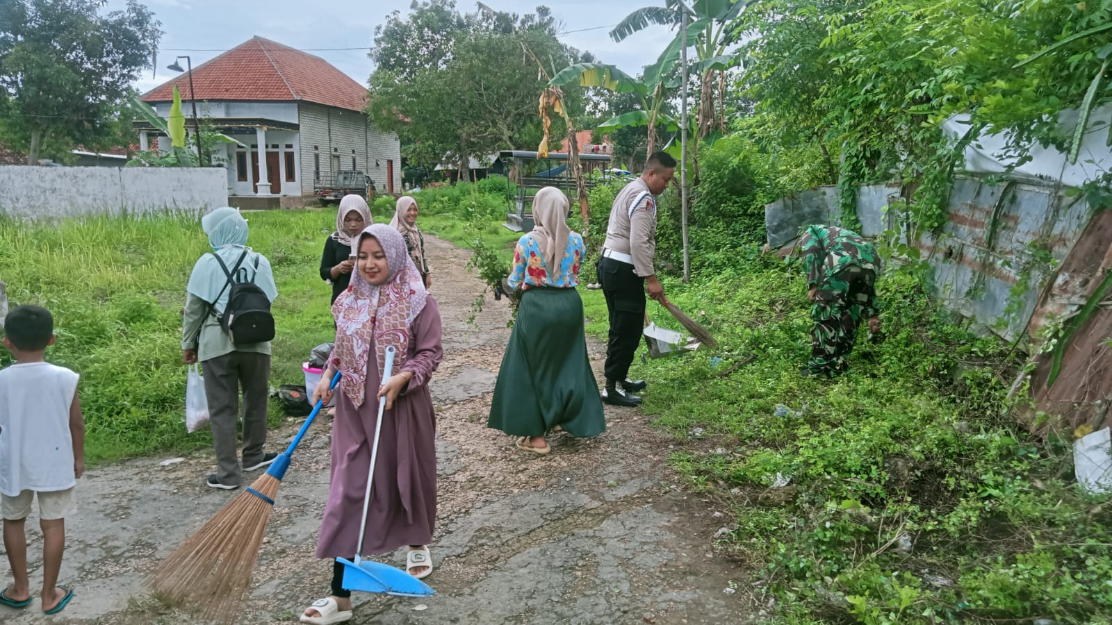 Kolaborasi TNI, Polri, dan Puskesmas Cegah DBD dengan Pembersihan Lingkungan di Desa Temoran