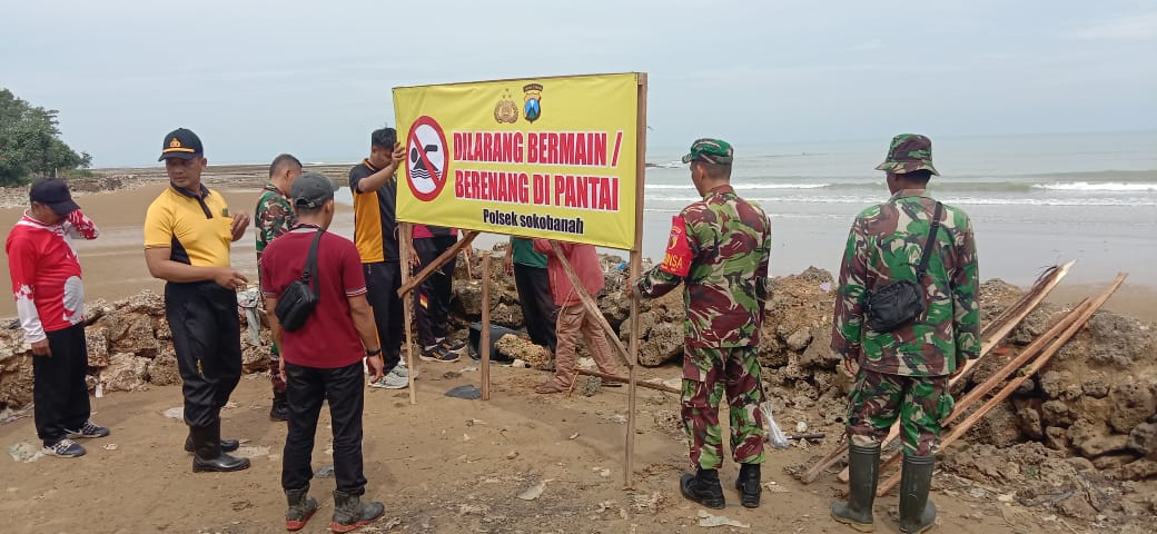 Koramil Sokobanah Bersinergi dengan Polsek Pasang Banner Larangan Berenang di Pantai Demi Keamanan Warga