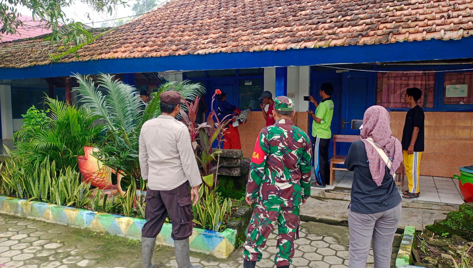 Babinsa dan Polsek Tambelangan Gelar Fogging di SLTP 1 untuk Cegah DBD