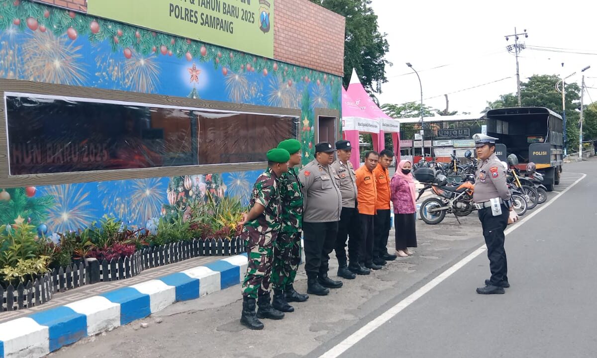 Sinergi Babinsa, Polsek dan BPBD Pengamanan Jaga Keamanan Alun-Alun Trunojoyo Sampang Selama Nataru 2025