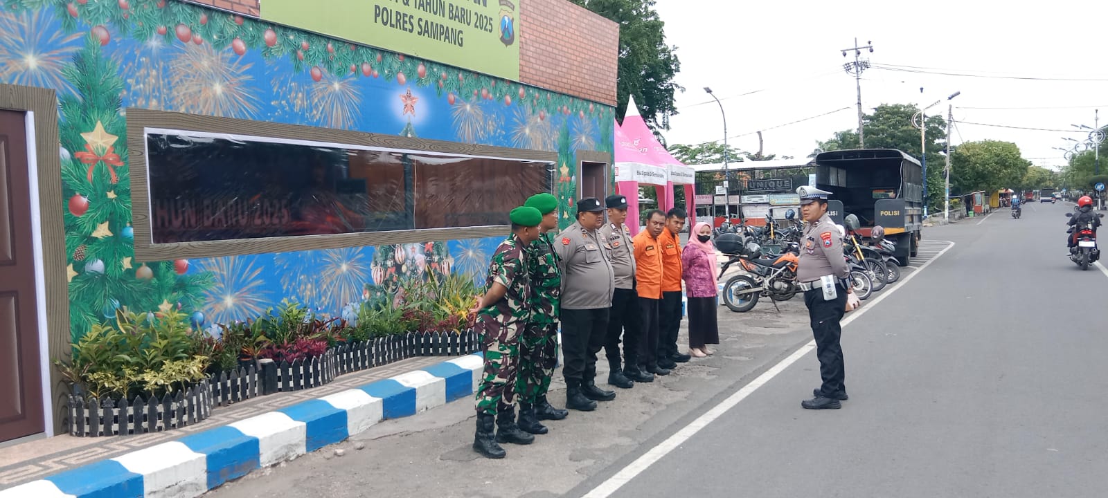 Sinergi Babinsa, Polsek dan BPBD Pengamanan Jaga Keamanan Alun-Alun Trunojoyo Sampang Selama Nataru 2025