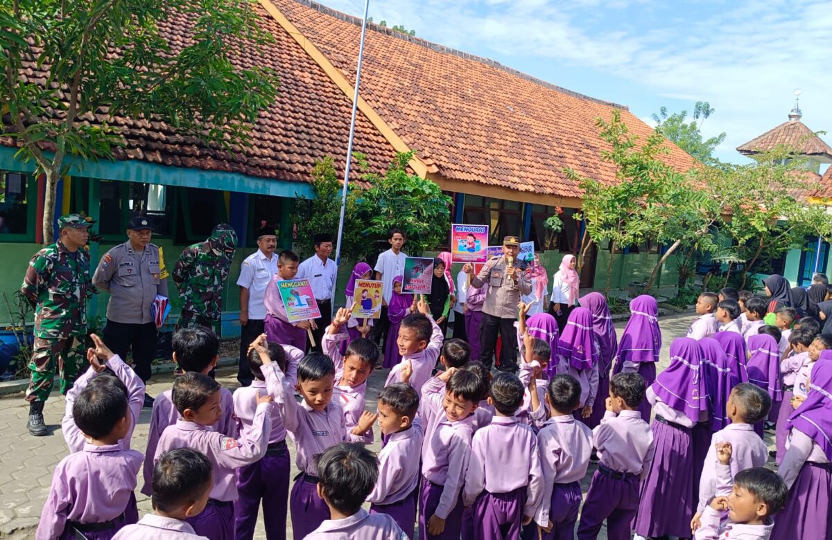 Babinsa Tambelangan Kolaborasi Tiga Pilar: Sosialisasi Pencegahan DBD di SDN 1 Tambelangan