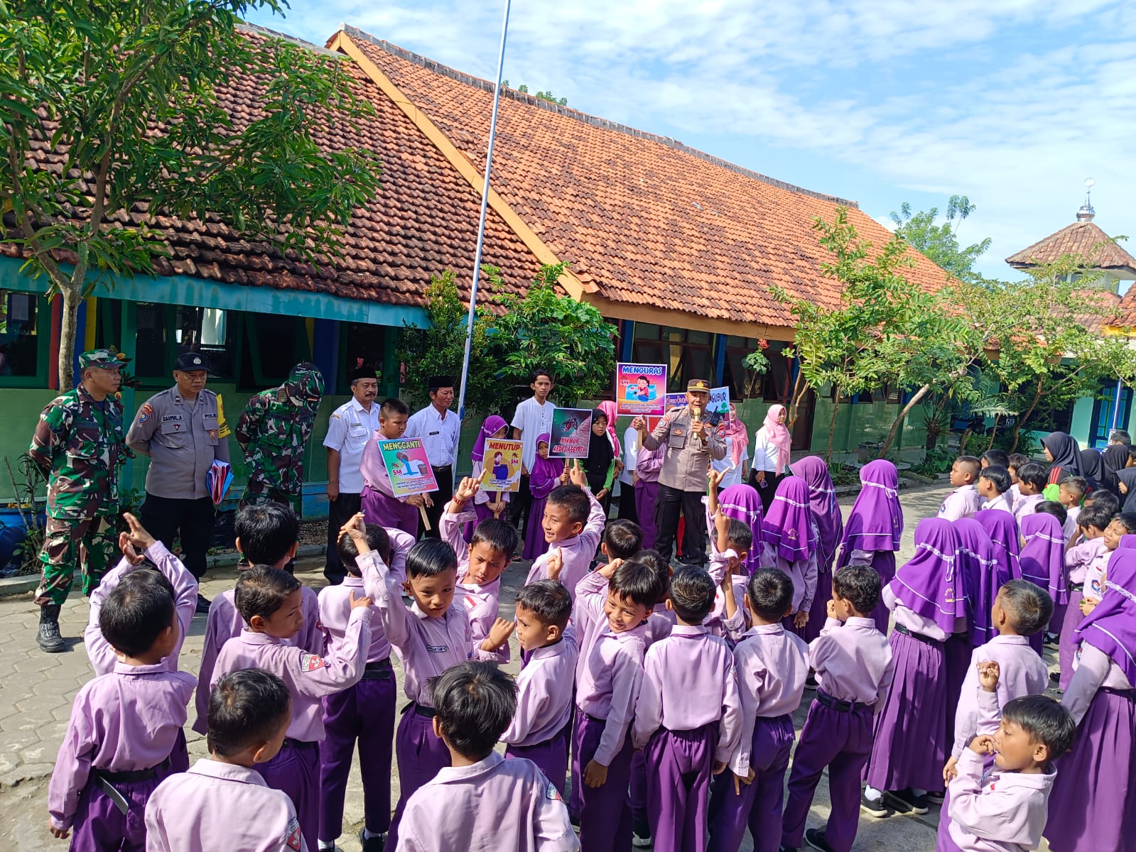 Babinsa Tambelangan Kolaborasi Tiga Pilar: Sosialisasi Pencegahan DBD di SDN 1 Tambelangan