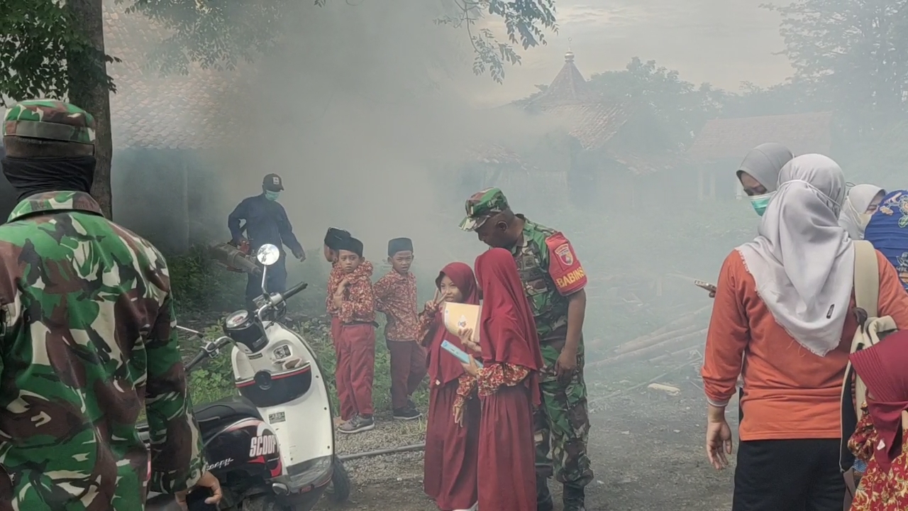 Tiga Pilar Bersatu, Babinsa Koramil Omben Gelar Fogging untuk Cegah DBD di MI Manarul Huda