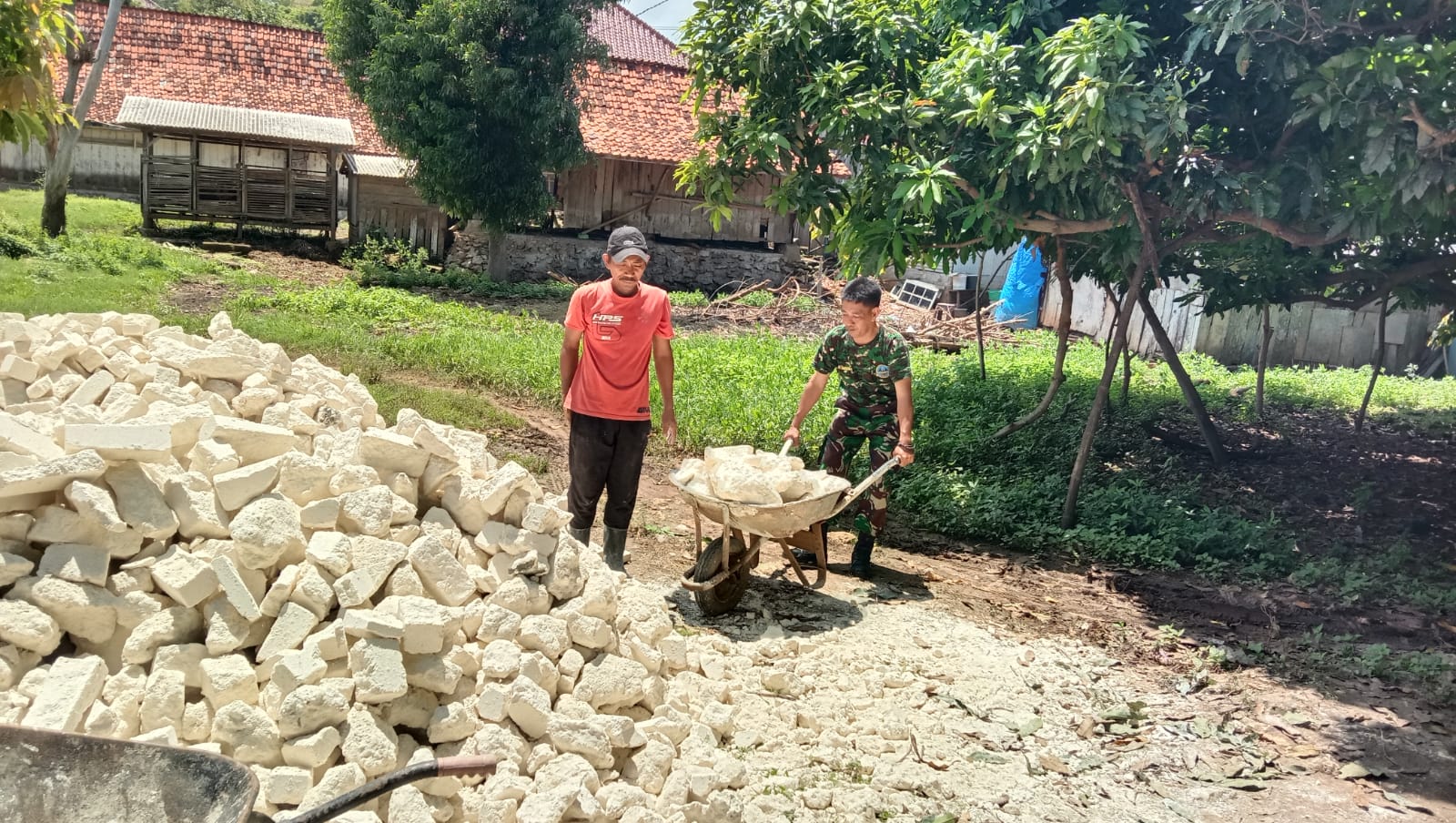 Gotong Royong Babinsa dan Warga: Membangun Dapur untuk Kehidupan yang Lebih Baik di Desa Bire Timur