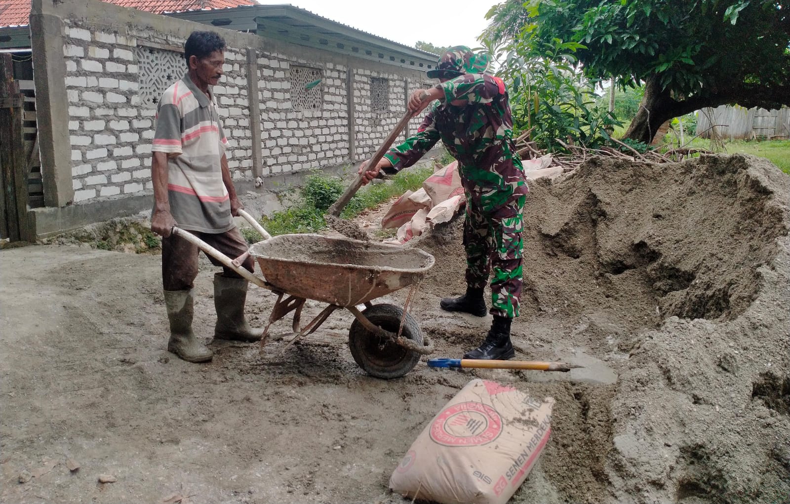 Gotong Royong Bersama Babinsa, Warga Tobai Barat Bangun Dapur Sederhana