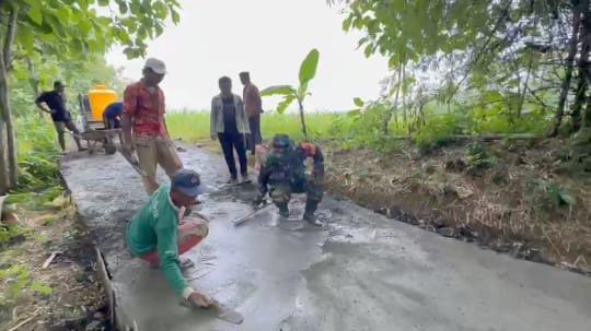 Babinsa Koramil Tambelangan Karya Bhakti Perbaikan Jalan Bersama Warga Desa Mambulu Barat