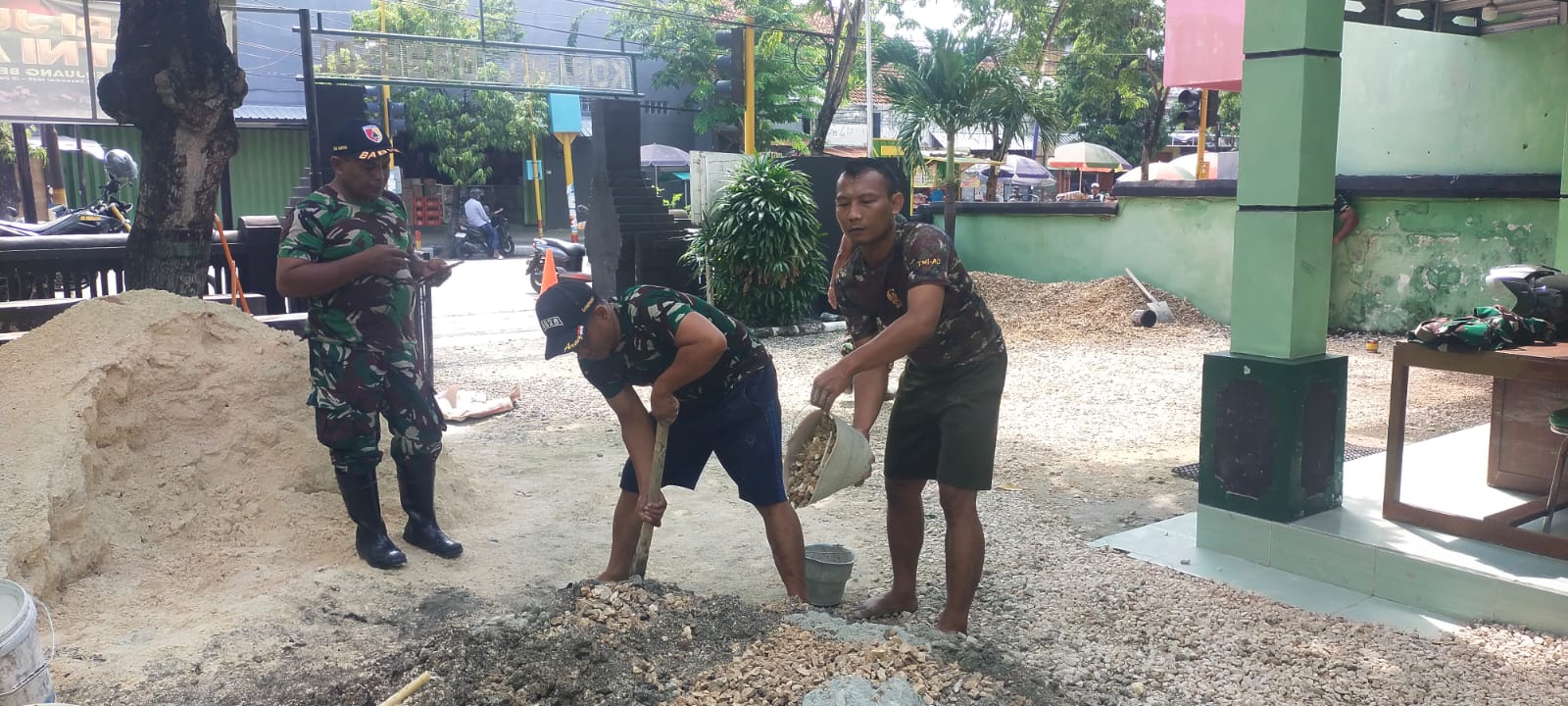 Gotong Royong Prajurit Sampang, Perbaiki Teras Makoramil dengan Rabat Beton