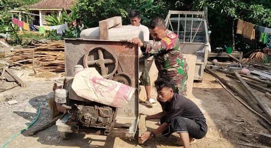 Babinsa Koramil Tambelangan Pimpin Karya Bakti Pengecoran Jalan Rabat Beton di Desa Mambulu Barat