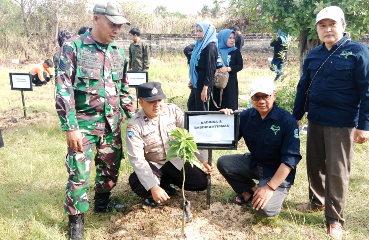 Babinsa dan Bhabinkamtibmas Bersama Warga Tanam Pohon untuk Bumi, Satu Pohon Seribu Kebaikan di Desa Dharma Camplong