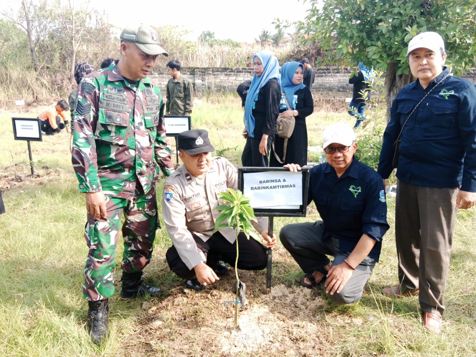 Babinsa dan Bhabinkamtibmas Bersama Warga Tanam Pohon untuk Bumi, Satu Pohon Seribu Kebaikan di Desa Dharma Camplong