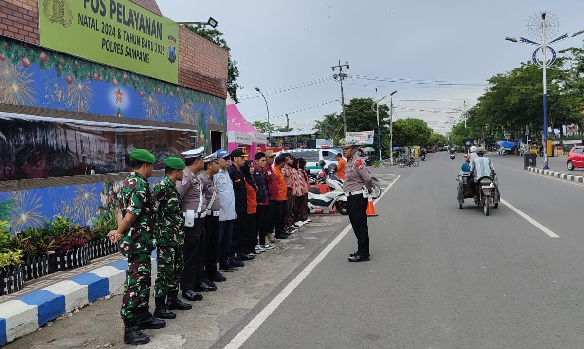 TNI-Polri di Sampang Amankan Pos Pantau Nataru 2025 di Alun-Alun Trunojoyo