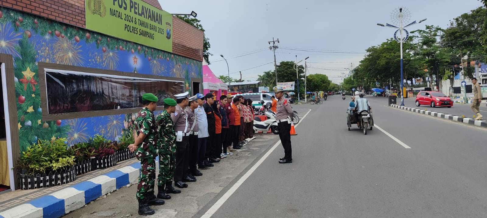 TNI-Polri di Sampang Amankan Pos Pantau Nataru 2025 di Alun-Alun Trunojoyo