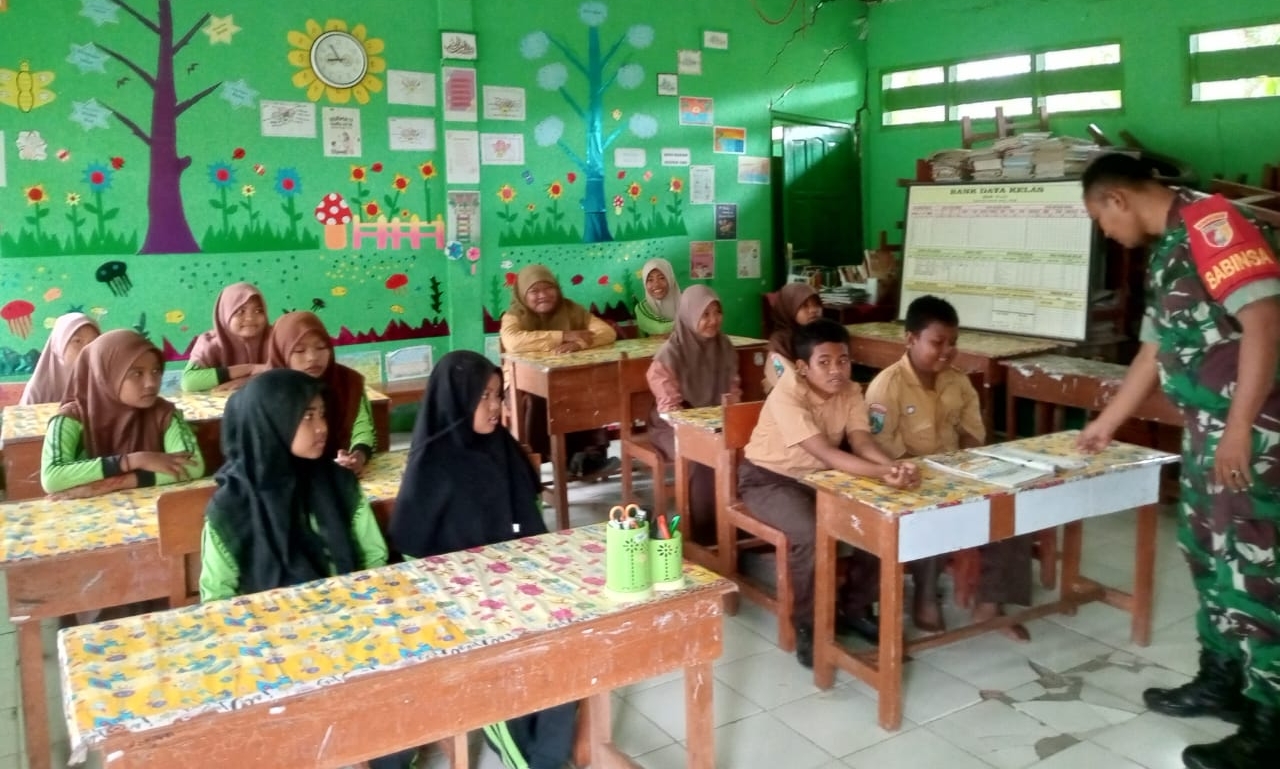 Menanamkan Semangat NKRI: Serda Achmad Nadhim Ajak Siswa SDN Labuhan 5 Cintai Tanah Air