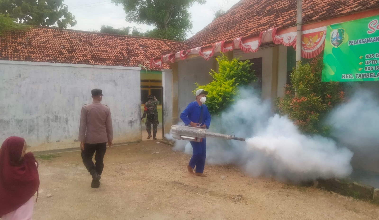 Sinergi Koramil, Forkopimcam, dan Dinas Kesehatan Laksanakan Fogging Cegah DBD di Desa Batorasang