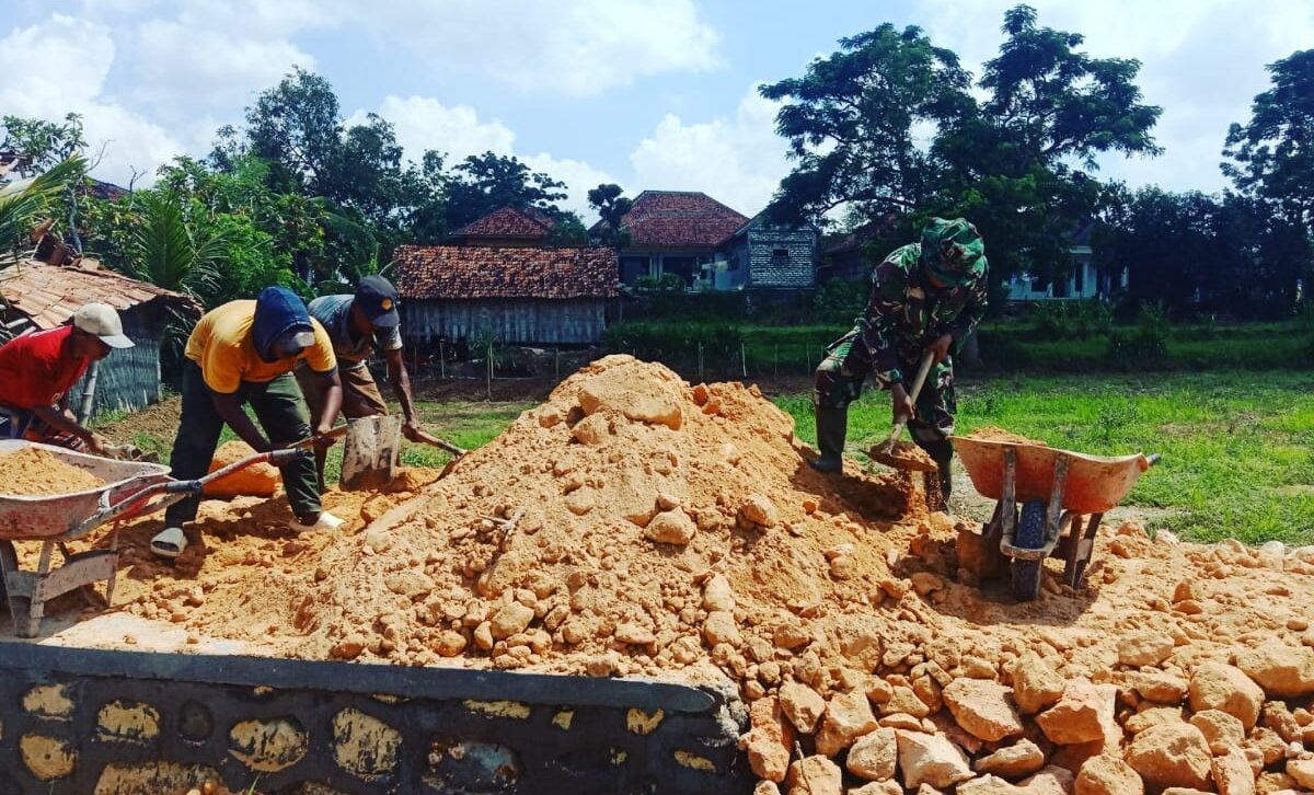 Babinsa Koramil Tambelangan, Serda Yakub Bersama Warga Perbaiki Jalan Demi Kemajuan Desa