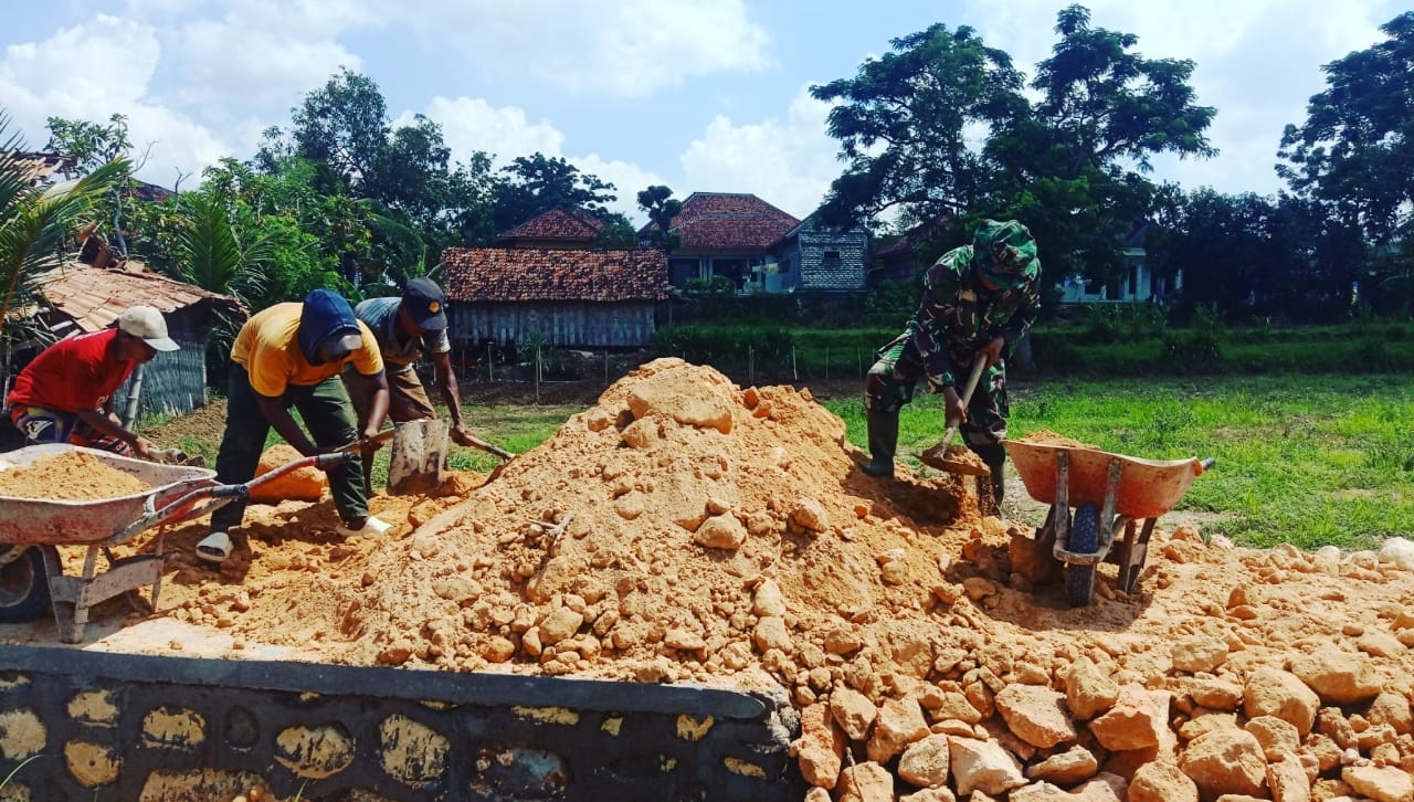 Babinsa Koramil Tambelangan, Serda Yakub Bersama Warga Perbaiki Jalan Demi Kemajuan Desa