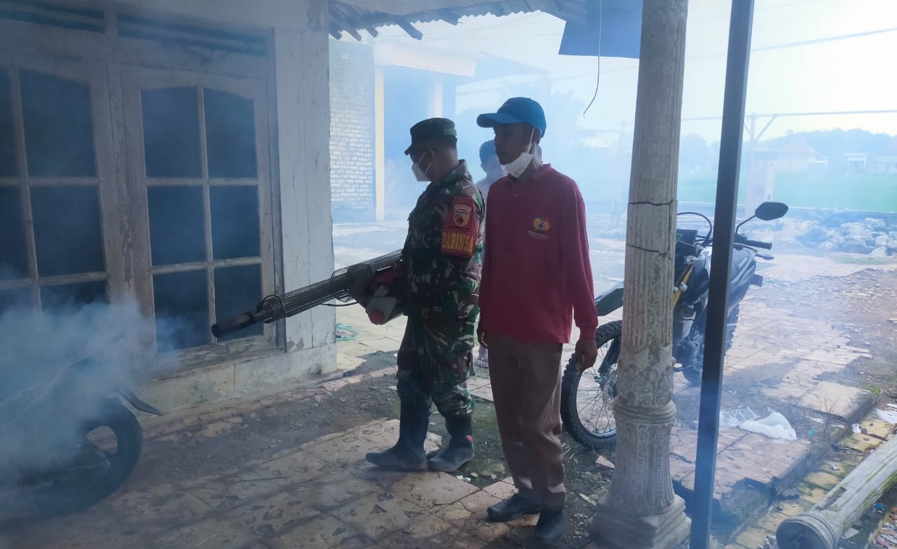 Sinergi TNI dan Dinkes Lakukan Fogging di Pasar Tambelangan untuk Cegah DBD