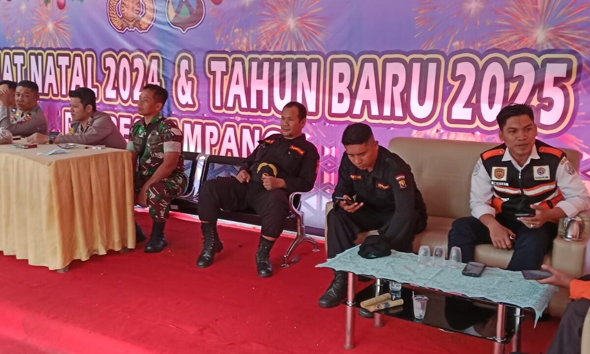 Babinsa Bersama Instansi Pengamanan Jaga Keamanan Alun-Alun Trunojoyo Sampang Selama Nataru 2025