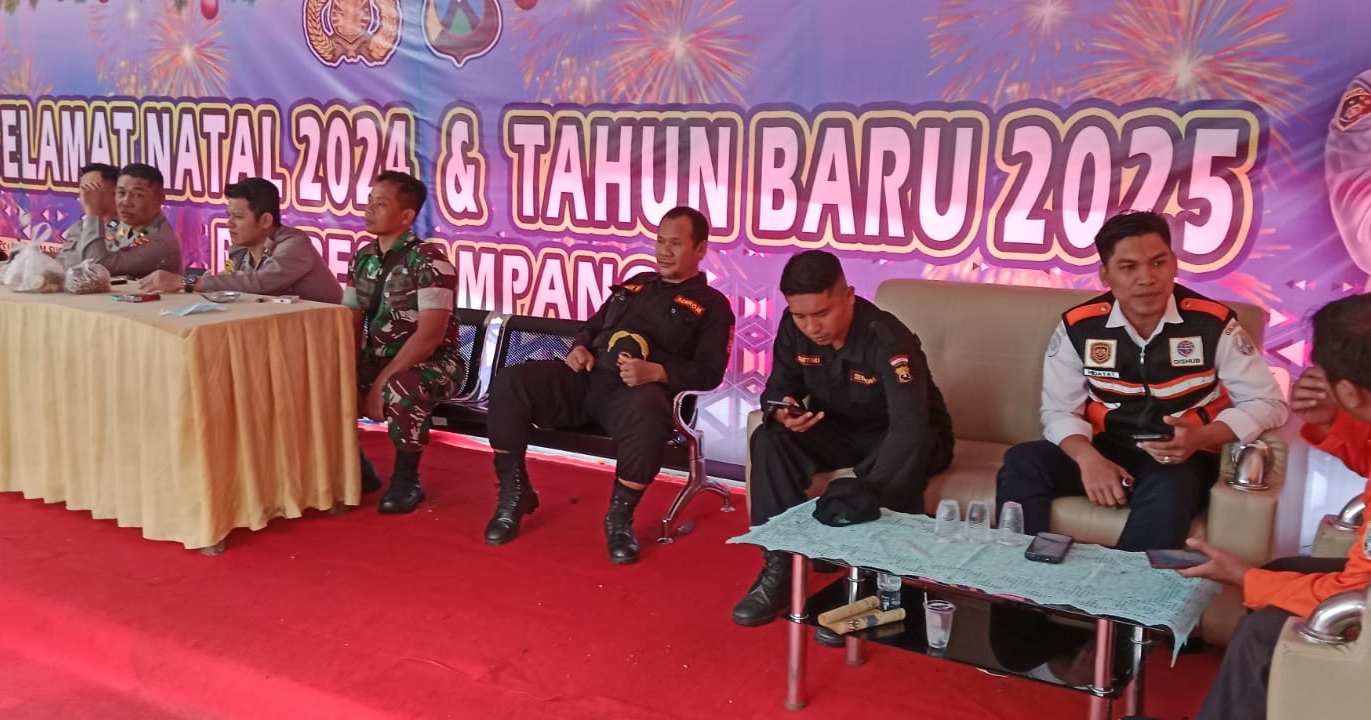 Babinsa Bersama Instansi Pengamanan Jaga Keamanan Alun-Alun Trunojoyo Sampang Selama Nataru 2025