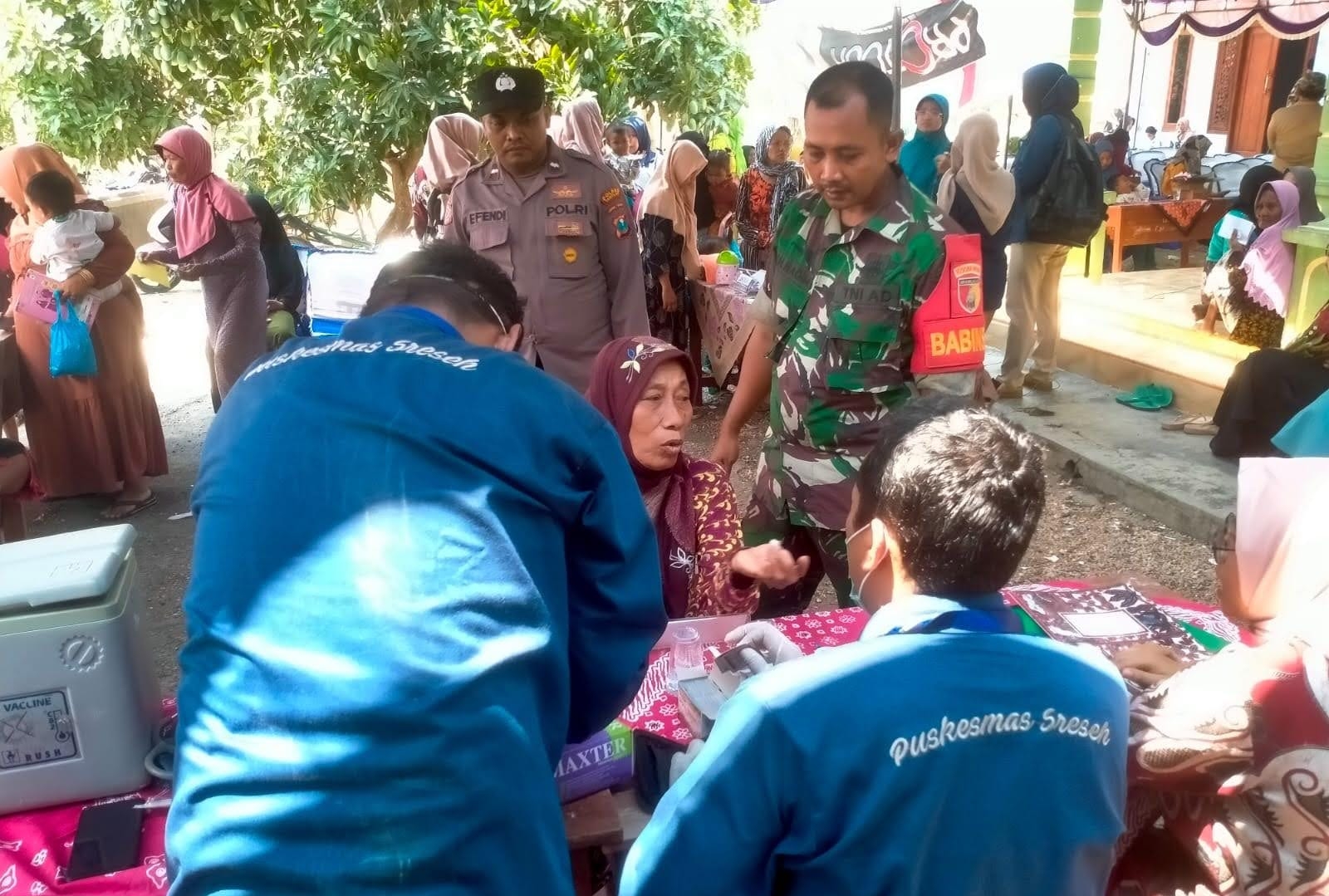 Harmoni Kesehatan: Babinsa Serda Achmad Nadhim Berperan Aktif di Posyandu Desa Labuhan