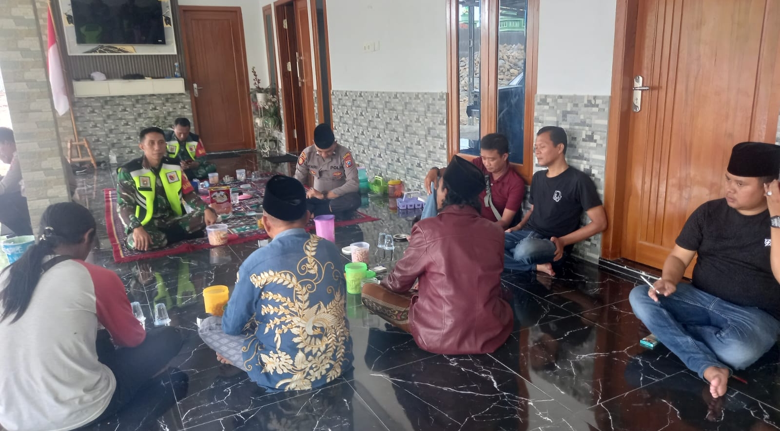 Babinsa dan Polsek Robatal Gelar Komsos Bersama Toga dan Tomas, Ciptakan Lingkungan Aman di Desa