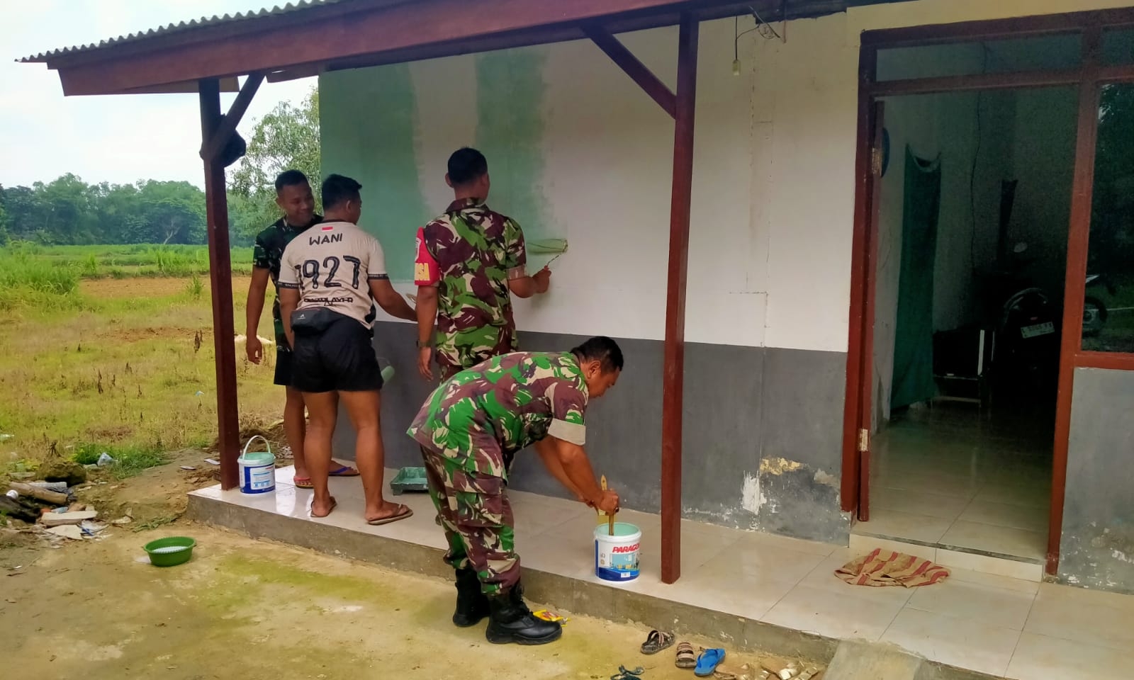 Peran TNI dalam Peringatan Hari Juang AD: Babinsa Sampang Rehab Rumah RTLH milik Warga