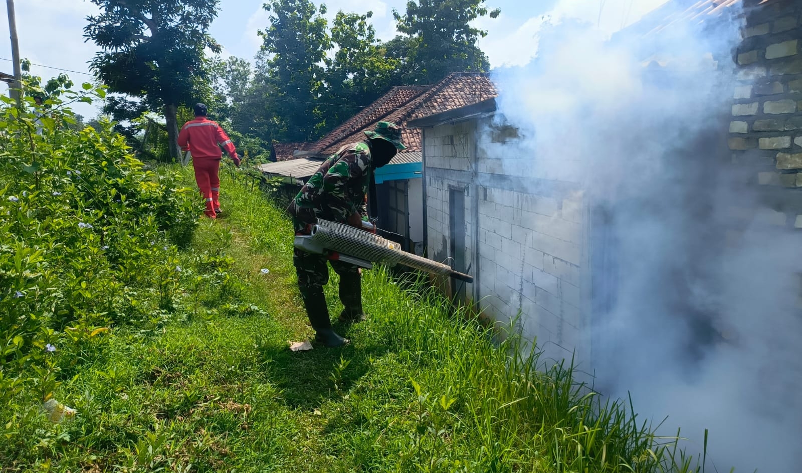 Perangi Demam Berdarah, Babinsa dan Dinas Kesehatan Lakukan Fogging di Dusun Bandung Tambelangan