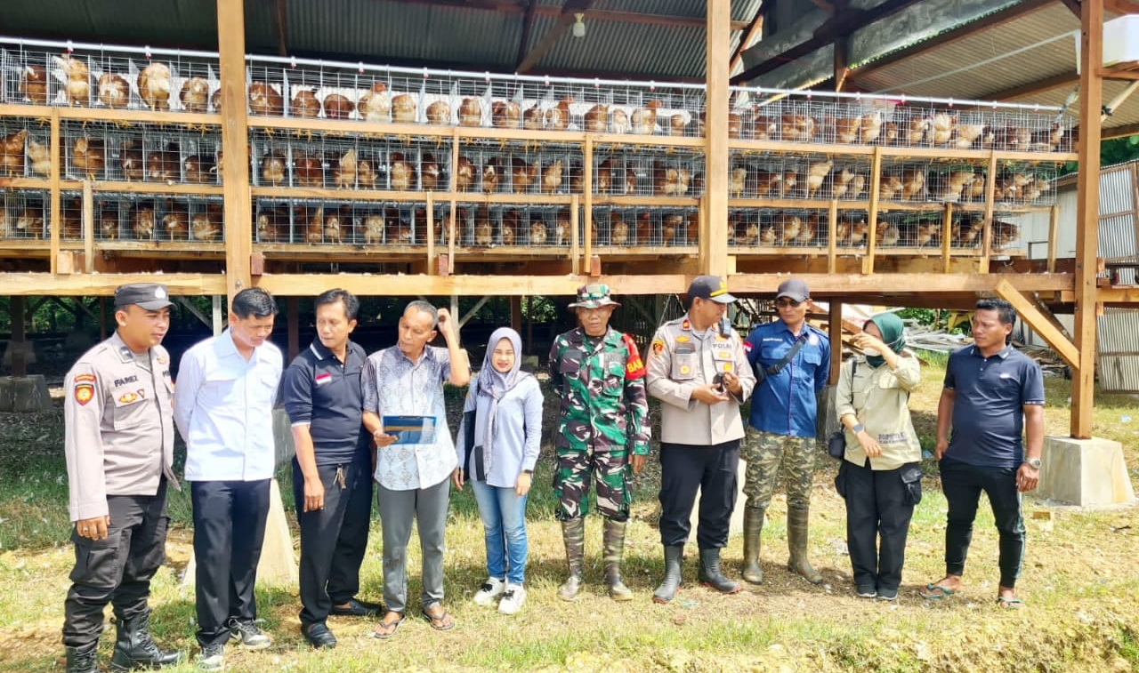 Kolaborasi TNI-Polri dan BPP Kedungdung Bantu Peningkatan Peternakan Lewat Pembagian Bibit Ayam Petelur