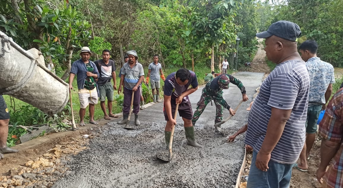 Manunggal TNI dan Warga: Babinsa Koramil Ketapang Bantu Pengecoran Jalan di Desa Bunten Timur